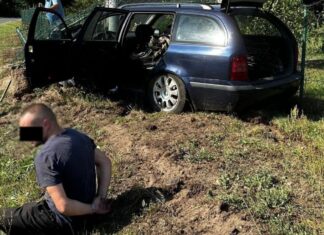 Ucieczka przed policją zakończona w rowie. Skradziony samochód, kradzione kable i zakaz prowadzenia