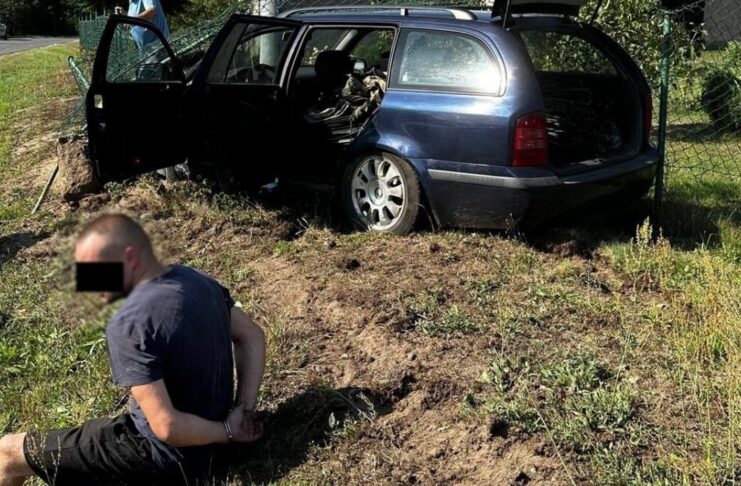 Ucieczka przed policją zakończona w rowie. Skradziony samochód, kradzione kable i zakaz prowadzenia